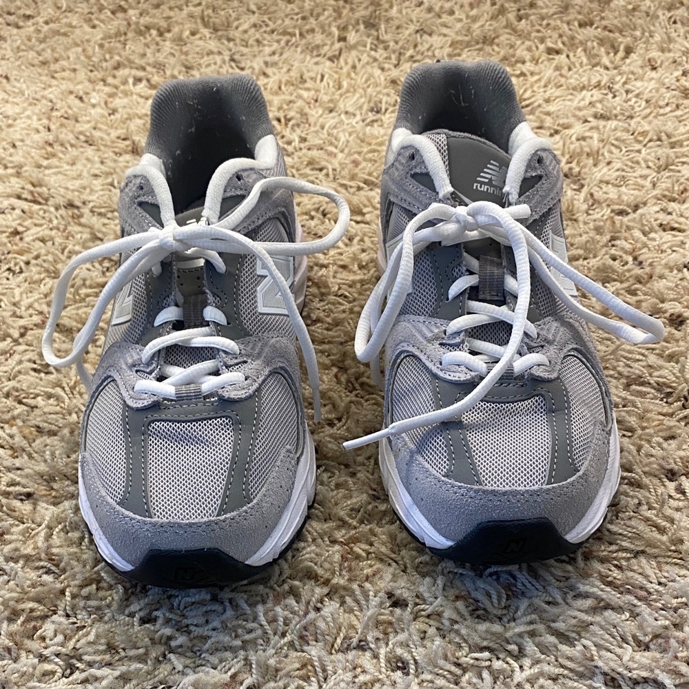 New Balance 530 women’s size 7 rain cloud grey. Worn once, excellent condition.